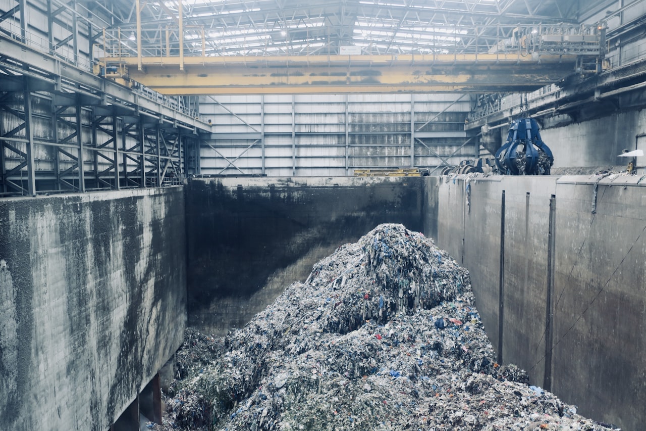 Gestor autorizado de residuos peligrosos en planta de tratamiento